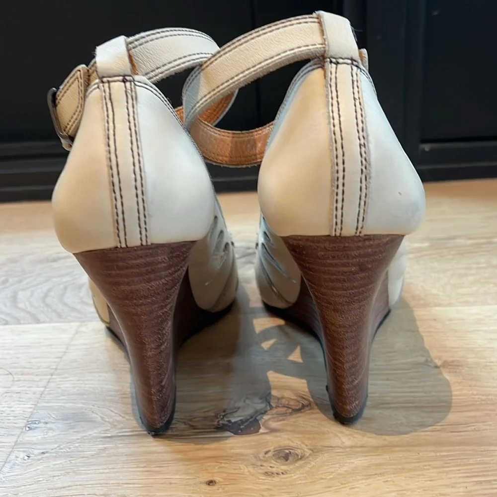 FRYE Women’s Cream Ankle-Strap Peep-Toe Sandals - Picture 4 of 11